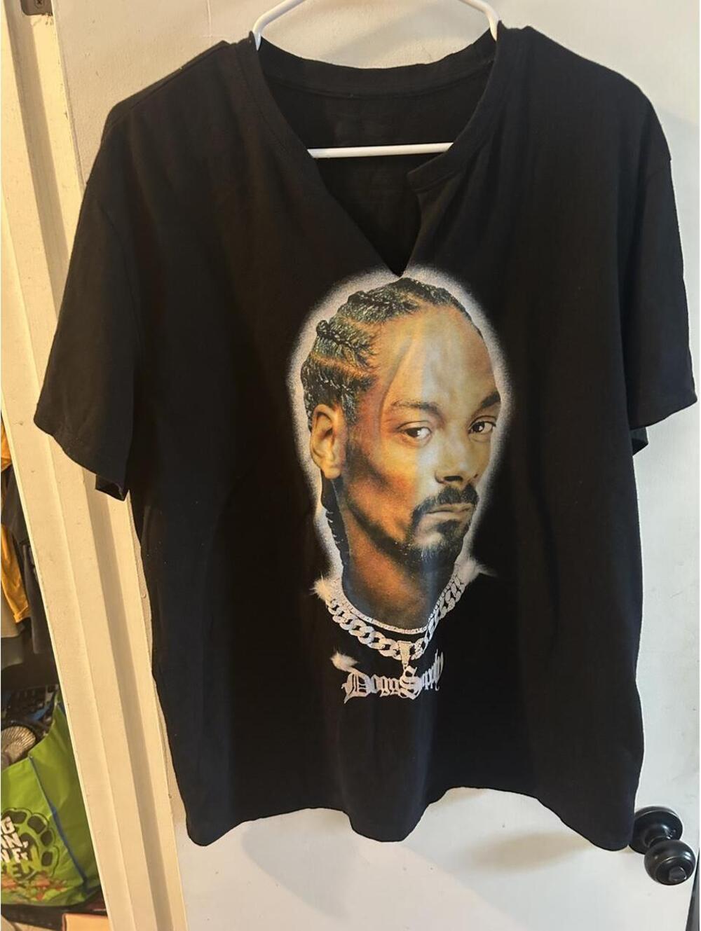 Dogg Supply v-neck tee with Snoop Dog graphic size L